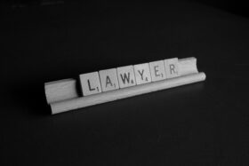 Cum să îți protejezi afacerea prin intermediul unui avocat de încredere?